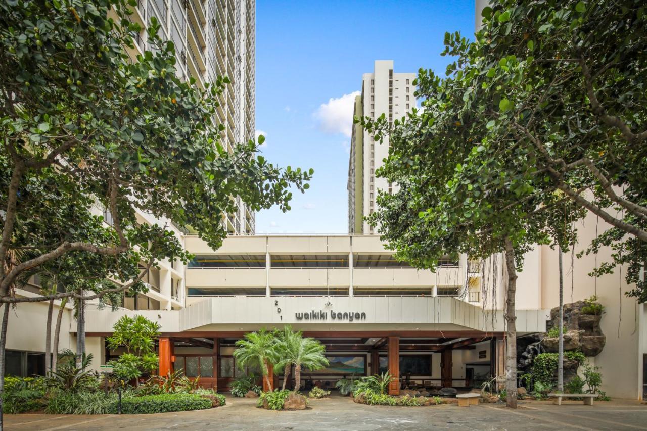 Апарт отель Aston At The Waikiki Banyan Гонолулу Экстерьер фото
