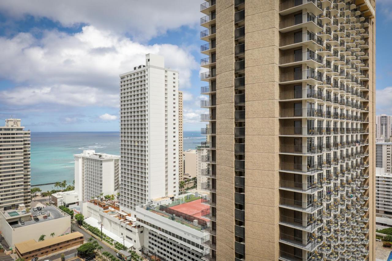 Апарт отель Aston At The Waikiki Banyan Гонолулу Экстерьер фото